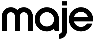 Logo Maje stylisé en lettres minuscules noires sur fond vert foncé. La typographie est moderne et arrondie.