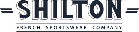Logo Shilton, entreprise française de sportswear, avec une ligne décorative de chaque côté du nom principal.