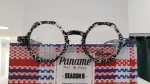 Lunettes Paname motif dalmatien sur présentoir tissé rouge, blanc, bleu. Texte: 'Paname Maison Française - SEASON 9'.